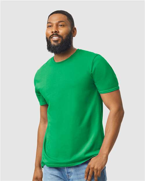 Unisex Softstyle T-shirt in green with crew neck and short sleeves, on model